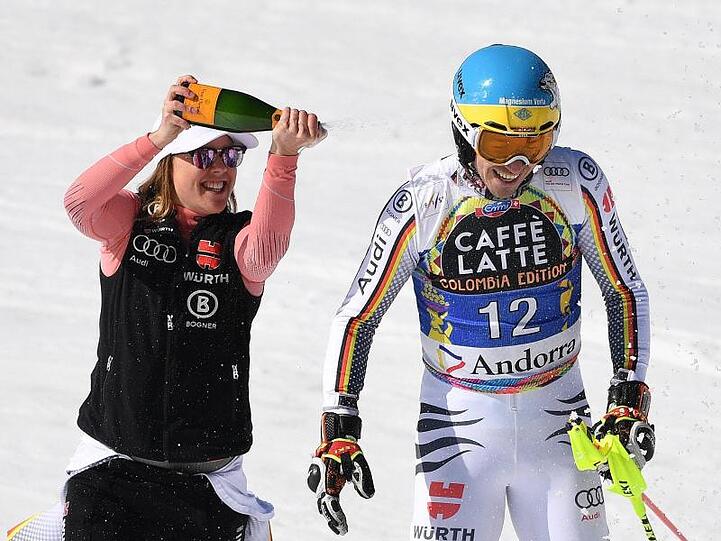 Nach seinem Lauf wird Felix Neureuther von Viktoria Rebensburg mit Champagner besprüht.