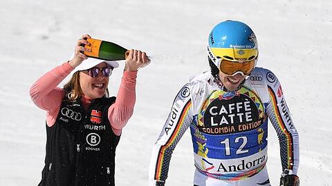 Nach seinem Lauf wird Felix Neureuther von Viktoria Rebensburg mit Champagner besprüht.