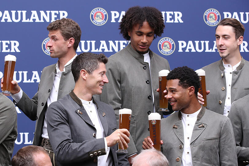Prost! Robert Lewandowski (l.) und Serge Gnabry (r.) dürften angesichts ihrer aktuellen Verfassung bestens gelaunt sein.
