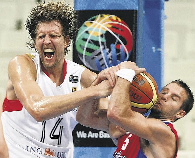 Nowitzkis Einsatz, hier gegen Puerto Ricos Barea (r.), hat sich gelohnt.