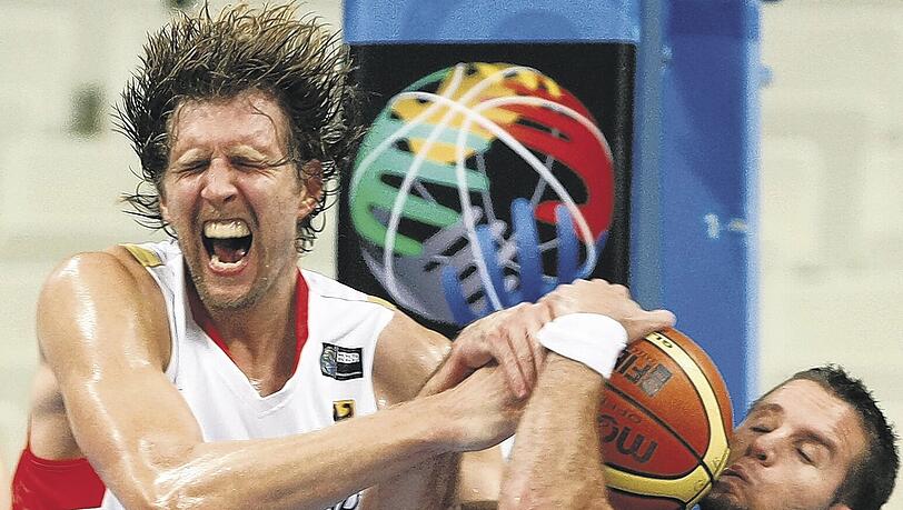 Nowitzkis Einsatz, hier gegen Puerto Ricos Barea (r.), hat sich gelohnt. Nowitzkis Einsatz, hier gegen Puerto Ricos Barea (r.), hat sich gelohnt.