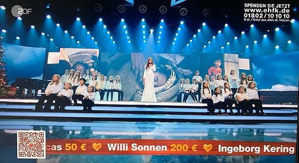 Unter gesanglicher Unterstützung eines Kinderchors performte Andrea Berg das Friedenslied "Die weißen Tauben". Unter gesanglicher Unterstützung eines Kinderchors performte Andrea Berg das Friedenslied "Die weißen Tauben".