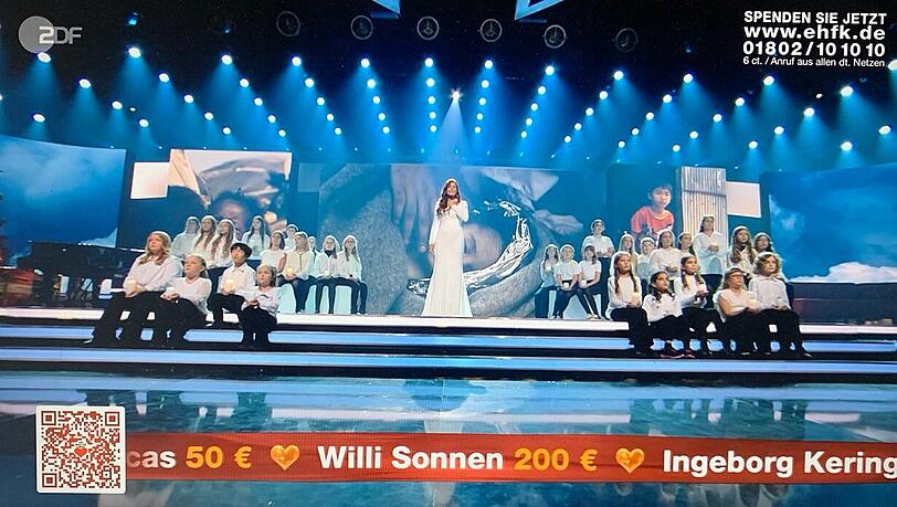 Unter gesanglicher Unterstützung eines Kinderchors performte Andrea Berg das Friedenslied "Die weißen Tauben". Unter gesanglicher Unterstützung eines Kinderchors performte Andrea Berg das Friedenslied "Die weißen Tauben".