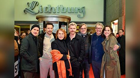 Gaby Dohm umgeben von ihren "Extrawurst"-Kollegen.