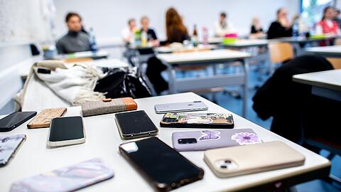 Pornos, Dickpics und KI-manipulierte Bilder zirkulieren l&auml;ngst auch in Schulchats. (Symbolfoto)
