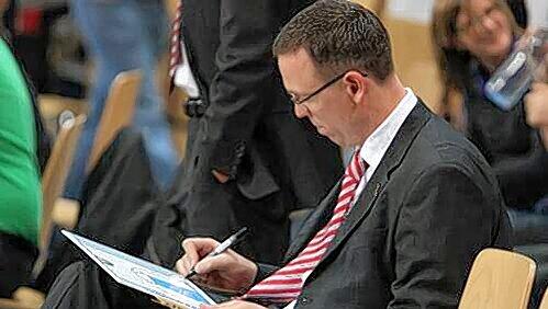 Nicht nur die Taktiktafel, sondern auch einen Rechenschieber wird Bambergs Trainer Chris Fleming möglicherweise brauchen. Nicht nur die Taktiktafel, sondern auch einen Rechenschieber wird Bambergs Trainer Chris Fleming möglicherweise brauchen.