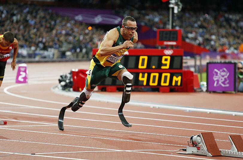 Das hat es noch nie gegeben: Der Südafrikaner Oscar Pistorius darf trotz seiner künstlichen Karbon-Prothesen in der 400m Laufdisziplin an den Start gehen. Er qualifiziert sich sogar fürs Halbfinale, wo dann allerdings Schluss ist. Die Spiele in London gehen am 12. August 2012 zu Ende und waren trotz der anfänglichen Skepsis eine geglückte Veranstaltung der Superlative.