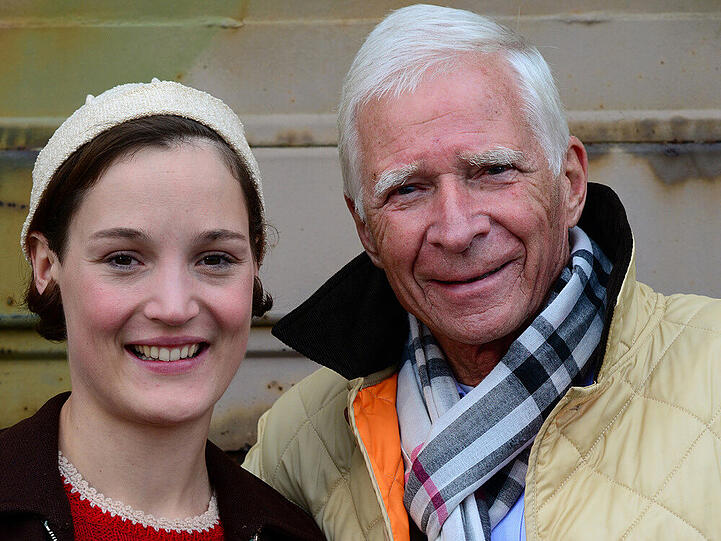 Schauspielerin Vicky Krieps und Bernd Rosemeyer, der Sohn der legendären Fliegerin Elly Beinhorn, am Drehort in Berlin