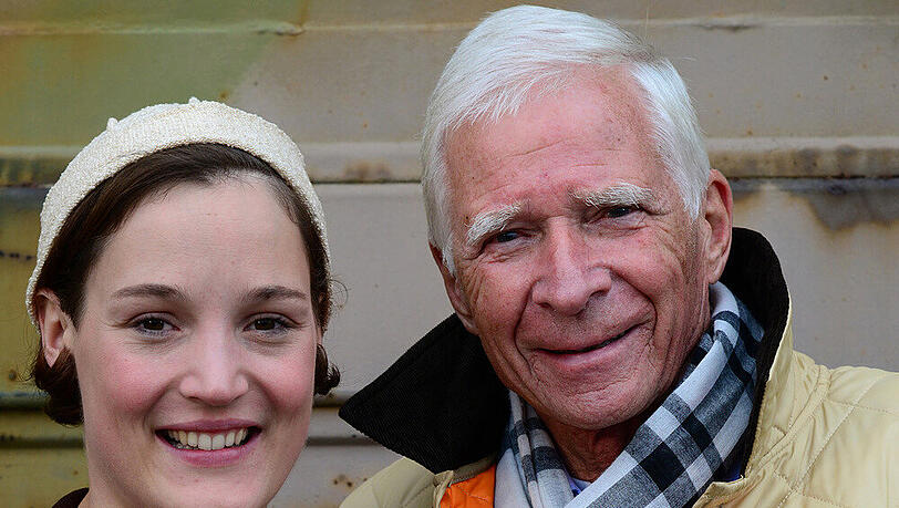 Schauspielerin Vicky Krieps und Bernd Rosemeyer, der Sohn der legendären Fliegerin Elly Beinhorn, am Drehort in Berlin Schauspielerin Vicky Krieps und Bernd Rosemeyer, der Sohn der legendären Fliegerin Elly Beinhorn, am Drehort in Berlin