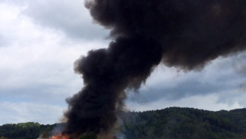 Bei Siegsdorf im Landkreis Traunstein steht am Sonntagmittag ein Bauernhof in Flammen. Bei Siegsdorf im Landkreis Traunstein steht am Sonntagmittag ein Bauernhof in Flammen.