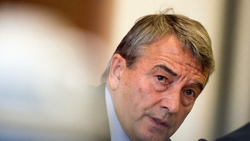 DFB-Präsident Wolfgang Niersbach hatte auf die Fragen auf der Pressekonferenz oft keine konkreten Antworten. DFB-Präsident Wolfgang Niersbach hatte auf die Fragen auf der Pressekonferenz oft keine konkreten Antworten.
