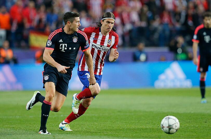 ROBERT LEWANDOWSKI: NOTE 5.
Kaum im Spiel, auf verlorenem Posten. Hatte einen ganz schweren Stand als Prellbock. Fightete sich ins Spiel, wurde in Halbzeit zwei galliger, weil seine Aktionen körperlicher wurden.