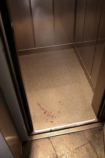 Der Verletzte hinterließ eine Blutspur im Haus.