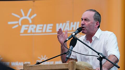 Hubert Aiwanger spricht beim Volksfest in Keferloh bei München.