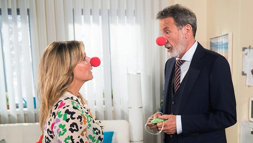 "Rote Rosen": Gunter fühlt sich Elle in ihrer gemeinsamen Herausforderung als Krankenhausclown mehr und mehr verbunden.