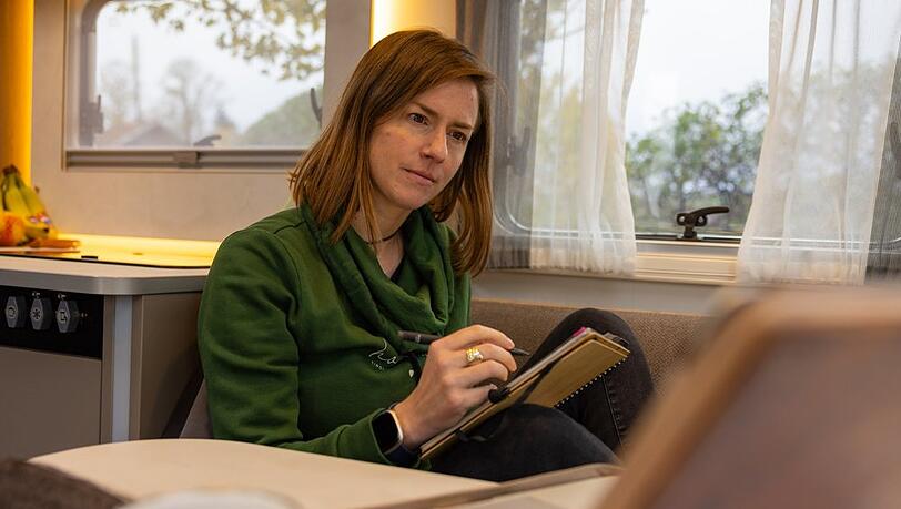 Mental-Health-Expertin Dominique de Marné hat selbst bereits viel Erfahrung mit Workation gemacht und kennt die positiven Auswirkungen.