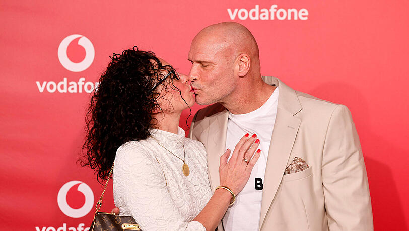Ex-Fußballprofi Thorsten Legat und seine Frau Alexandra Legat sind bereits seit 1996 verheiratet. Ex-Fußballprofi Thorsten Legat und seine Frau Alexandra Legat sind bereits seit 1996 verheiratet.