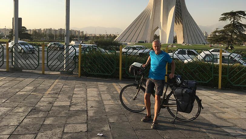 2019: Peter Harnischs Ankunft in Teheran am Azadi-Tower.