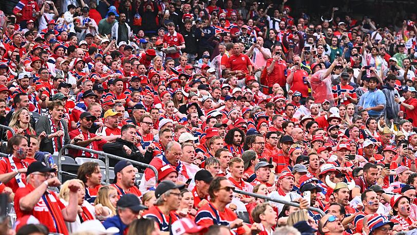 Norwegens Fans zeigten erneut ihre Ruder-Choreografie. Norwegens Fans zeigten erneut ihre Ruder-Choreografie.