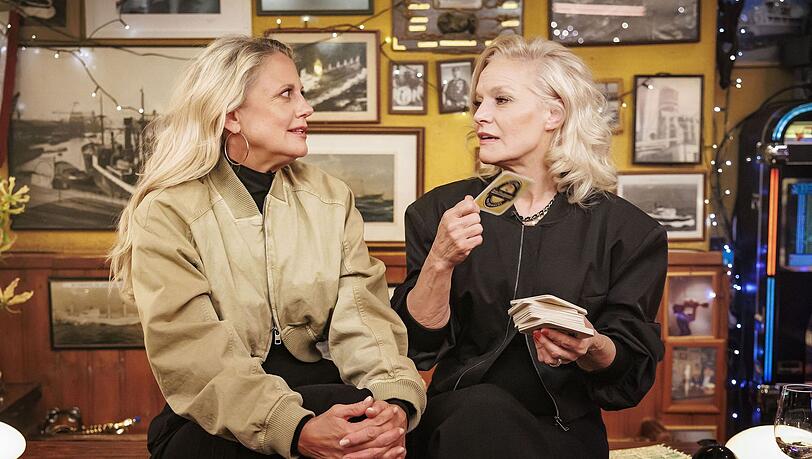 Barbara Schöneberger (links) sprach mit Ina Müller über ihren Bauernhof in Schweden. Barbara Schöneberger (links) sprach mit Ina Müller über ihren Bauernhof in Schweden.