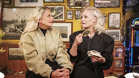 Barbara Schöneberger (links) sprach mit Ina Müller über ihren Bauernhof in Schweden. Barbara Schöneberger (links) sprach mit Ina Müller über ihren Bauernhof in Schweden.