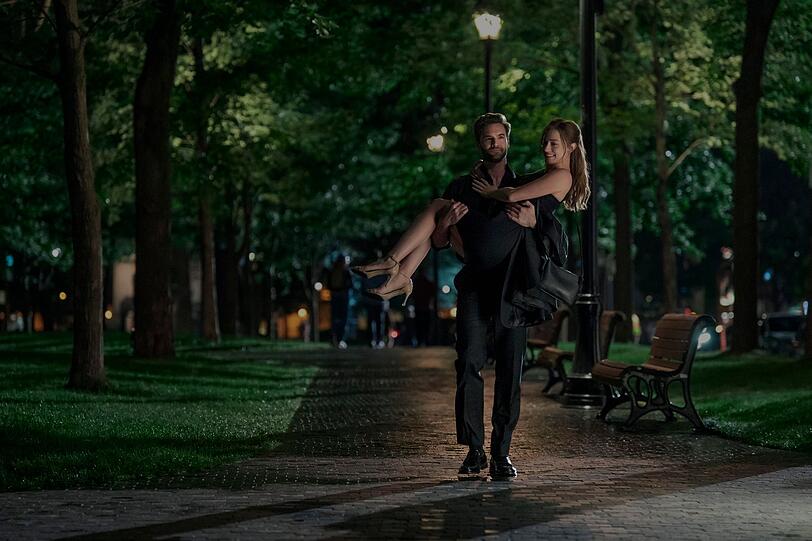 Je länger ihre vorgetäuschte Beziehung dauert, umso mehr echte Gefühle entwickeln Adam Carlsen (Tom Bateman) und Olive Smith (Lili Reinhart) füreinander. Je länger ihre vorgetäuschte Beziehung dauert, umso mehr echte Gefühle entwickeln Adam Carlsen (Tom Bateman) und Olive Smith (Lili Reinhart) füreinander.