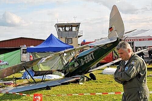Ein mehr als trauriger Anblick: Vor der Unglücksmaschine liegt, abgedeckt unter einer Plane, die getötete Frau.