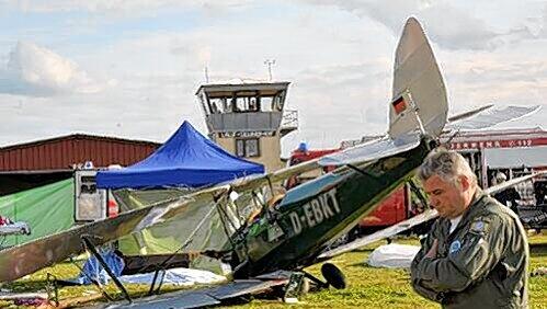 Ein mehr als trauriger Anblick: Vor der Unglücksmaschine liegt, abgedeckt unter einer Plane, die getötete Frau.