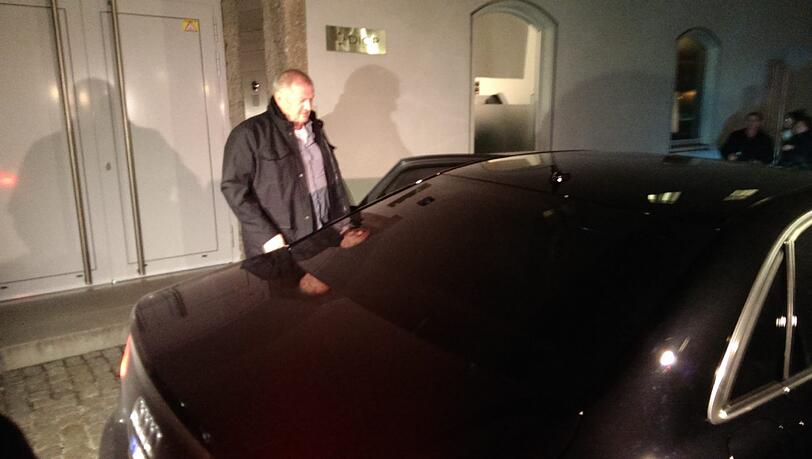 Auch Bayern-Fahrer Bruno steht im Mittelpunkt. In seinem schwarzen Multivan fährt jedoch nicht Lewandowski mit, sondern dessen Berater.