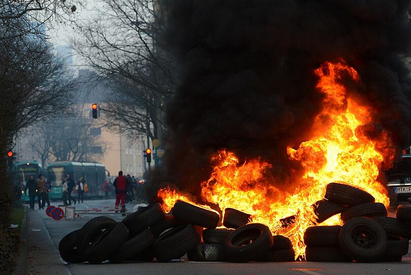 Der Protesttag der kapitalismuskritischen Blockupy-Bewegung hat in Frankfurt mit einer Welle der Gewalt begonnen