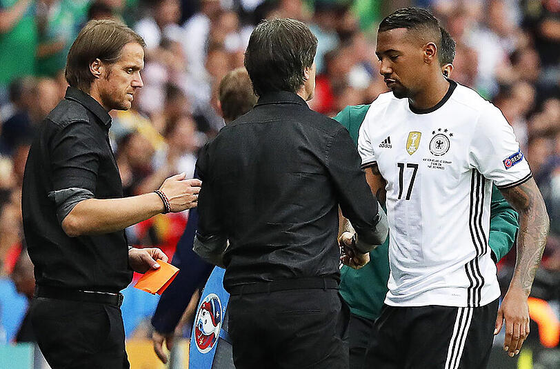 Bundestrainer Joachim Löw und dessen Assistent Thomas Schneider (links) mit dem gerade ausgewechselten Jérôme Boateng (rechts).