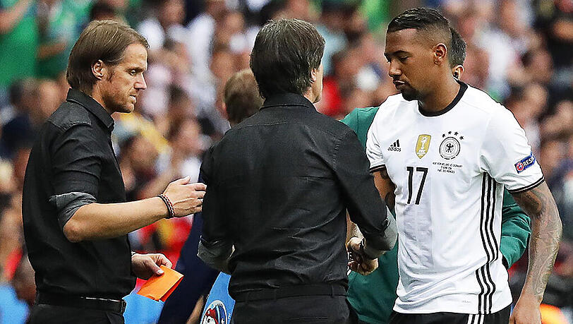 Bundestrainer Joachim Löw und dessen Assistent Thomas Schneider (links) mit dem gerade ausgewechselten Jérôme Boateng (rechts). Bundestrainer Joachim Löw und dessen Assistent Thomas Schneider (links) mit dem gerade ausgewechselten Jérôme Boateng (rechts).