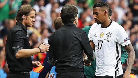 Bundestrainer Joachim Löw und dessen Assistent Thomas Schneider (links) mit dem gerade ausgewechselten Jérôme Boateng (rechts).