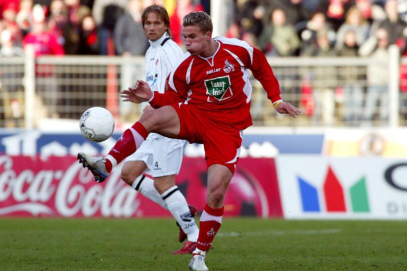 Tor 4, Januar 2005: In seinem ersten Profijahr erzielt Podolski zum vierten Mal das Tor des Monats. Einmalig. Seine Kölner gewinnen in Cottbus mit 5:3, Podolski knipst davon vier Mal. Höhepunkt: Das Solo zum 4:2, das er mit einem überlegten Schlenzer an Torhüter Piplica vorbei abschließt.
