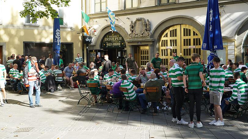 Beim Irish Pub finden sich ebenfalls viele Celtic-Fans.