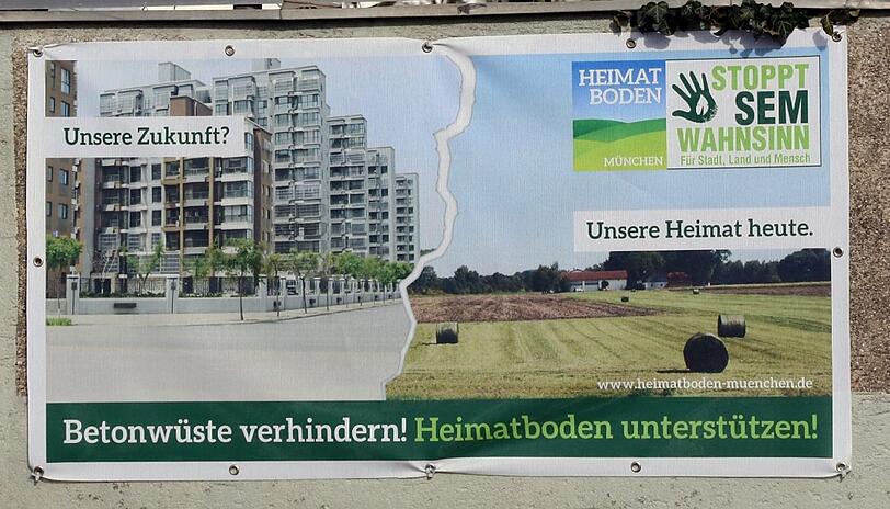 30.000 Menschen sollen hier künftig leben. Auf einem Protestplakat zeigt die Initiative Heimatboden, wie sich der Ort verändern würde.