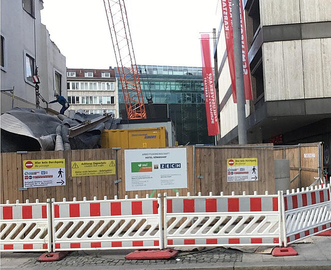 Am Mittwoch hatte sich ein Baugerüst geneigt. Der Trambahnverkehr war an der Stelle vorübergehend unterbrochen.