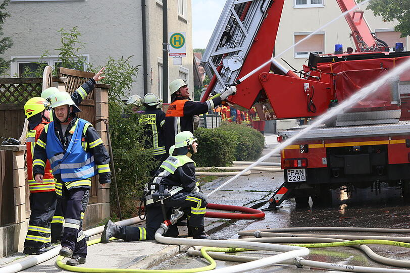In Neumarkt-Sankt Veit ist am Sonntag ein Anwesen komplett ausgebrannt - die Bilder vom Einsatz.