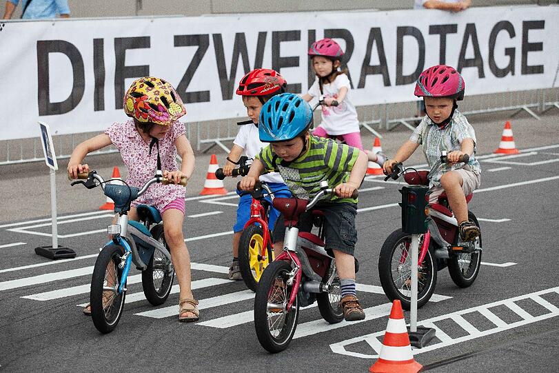 Programm für den Nachwuchs: der Kids Bike Parcours und die Kinderverkehrsschule bei den Zweiradtagen in der BMW Welt.