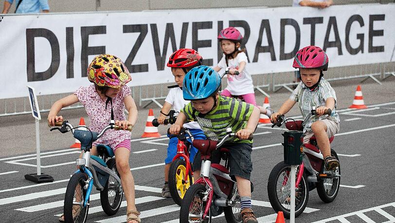Programm für den Nachwuchs: der Kids Bike Parcours und die Kinderverkehrsschule bei den Zweiradtagen in der BMW Welt. Programm für den Nachwuchs: der Kids Bike Parcours und die Kinderverkehrsschule bei den Zweiradtagen in der BMW Welt.