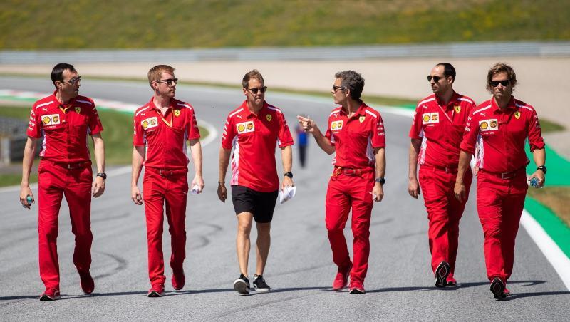 Sebastian Vettel (M) geht mit seinem Team die Rennstrecke in Spielberg ab. Sebastian Vettel (M) geht mit seinem Team die Rennstrecke in Spielberg ab.