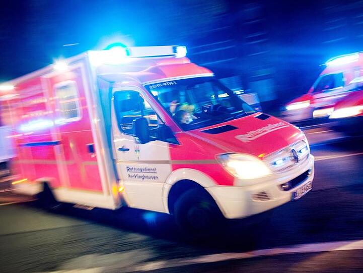 Ein Rettungswagen fährt mit Blaulicht durch eine Straße. Foto: Marcel Kusch/dpa/Archivbild