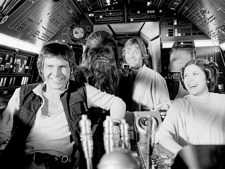 Spaß zwischen zwei Takes: Harrison Ford, Peter Mayhew, Mark Hammill und Carrie Fisher.