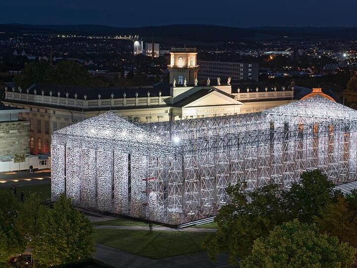 Klimaschutz wird ein wichtiges Thema bei der nächsten documenta - Blick auf das beleuchtete documenta-Kunstwerk "The Parthenon of Books" der argentinischen Künstlerin Marta Minujin in Kassel (2017).
