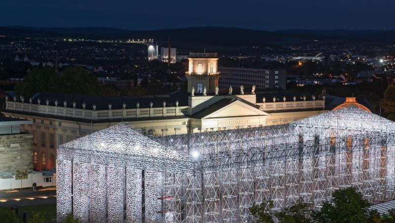 Klimaschutz wird ein wichtiges Thema bei der nächsten documenta - Blick auf das beleuchtete documenta-Kunstwerk "The Parthenon of Books" der argentinischen Künstlerin Marta Minujin in Kassel (2017). Klimaschutz wird ein wichtiges Thema bei der nächsten documenta - Blick auf das beleuchtete documenta-Kunstwerk "The Parthenon of Books" der argentinischen Künstlerin Marta Minujin in Kassel (2017).