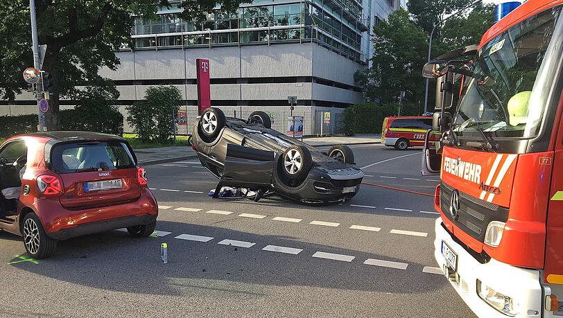 Beide Autofahrer waren bereits eigenständig aus ihren Wagen ausgestiegen, als die Einsatzkräfte von Rettungsdienst und Feuerwehr eintrafen.