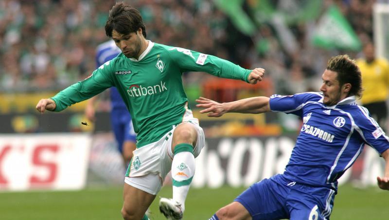 Albert Streit von Schalke 04 versucht Bremens Diego den Ball abzunehmen. Albert Streit von Schalke 04 versucht Bremens Diego den Ball abzunehmen.