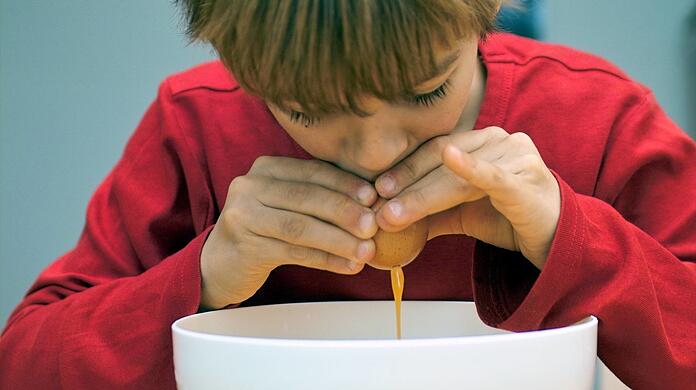 Eier auszublasen, kann kinderleicht sein – wenn man ein paar Kniffe beherzigt.
