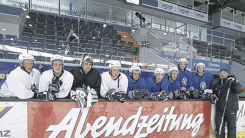 Trainer Pat Cortina posiert mit seinen Neuzugängen Hede, Buchwieser, Holmgren, Jocher, Wrigley, Gyori, Wycisk, Lavallee und Reid. Trainer Pat Cortina posiert mit seinen Neuzugängen Hede, Buchwieser, Holmgren, Jocher, Wrigley, Gyori, Wycisk, Lavallee und Reid.