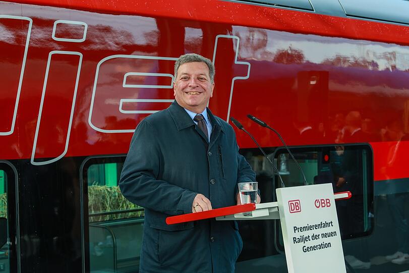 Schon mal überzeugt: Minister Christian Bernreiter vor dem Railjet.